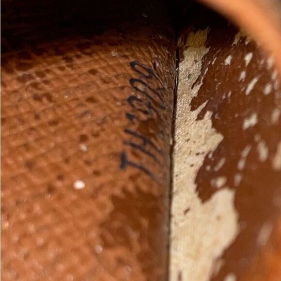 Louis Vuitton Monogram 4 Key Wallet - Picture 8 of 8